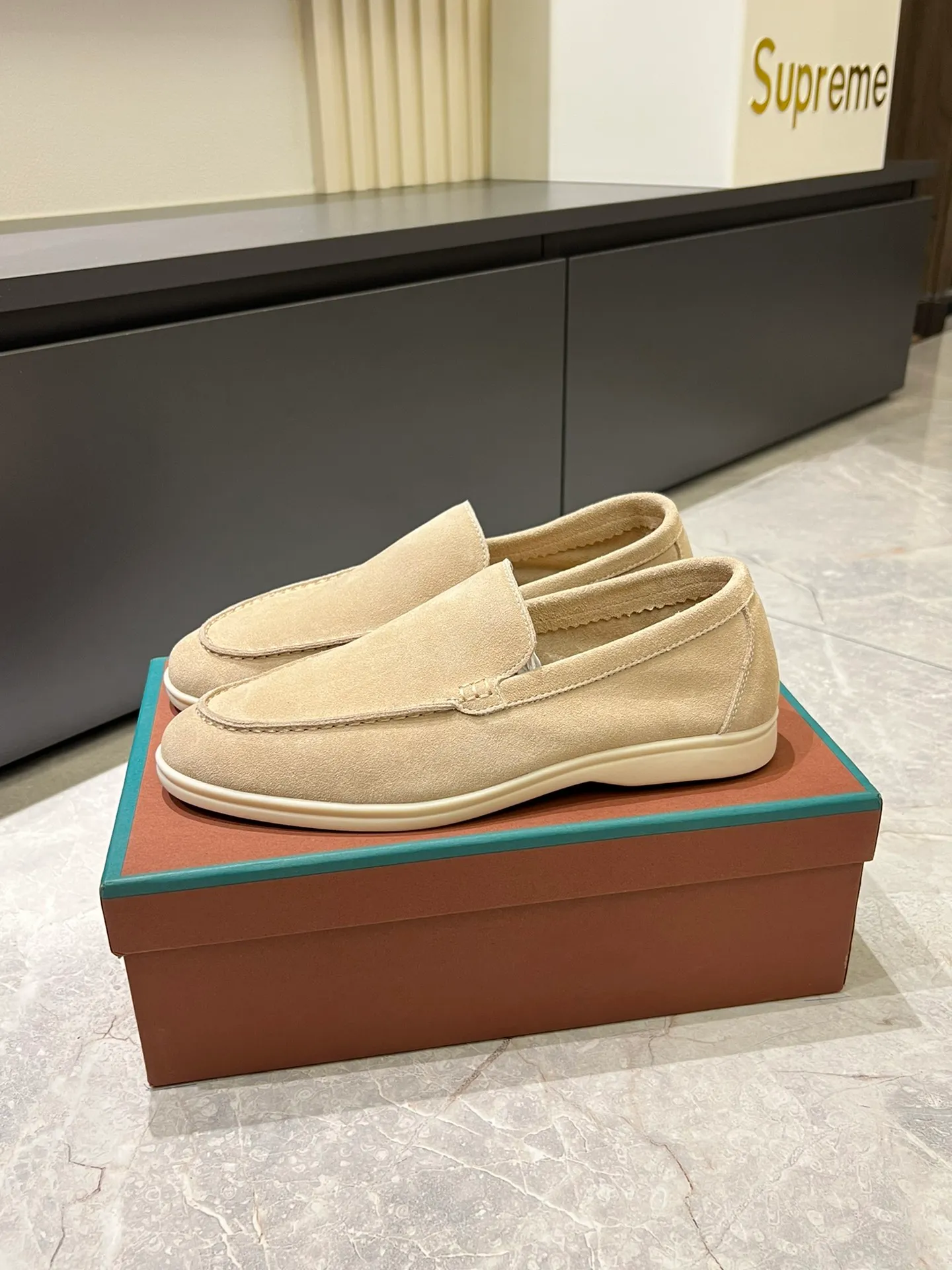 Men's shoes 💰p360 "Loro men's shoes 💰pian'*" Classic L men's shoes for couples 💰p Top version British flat loafers, a must-have item in old money style, the minimalist design is eye-catching and durable, a plus point for dressing The soft foot feel and texture are outstanding. They don’t scratch your feet and are very nice. They are matched with soft and waxy soles. They can be worn daily for a long time without getting tired. They are easy to wear, versatile and classic items, with perfect foot feel and texture! Imported cashmere fabric, the lining is made of imported A-grade water-dyed cow lining, the top version of the genuine leather midsole is sewn with pure handmade mark thread! Size: Female 35-40 (34. Customized) Male 38-44 (45.46. Customized)